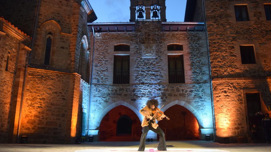 El recital de Ara Malikian da la bienvenida al Año Santo con una multitudinaria peregrinación que iluminó Liébana