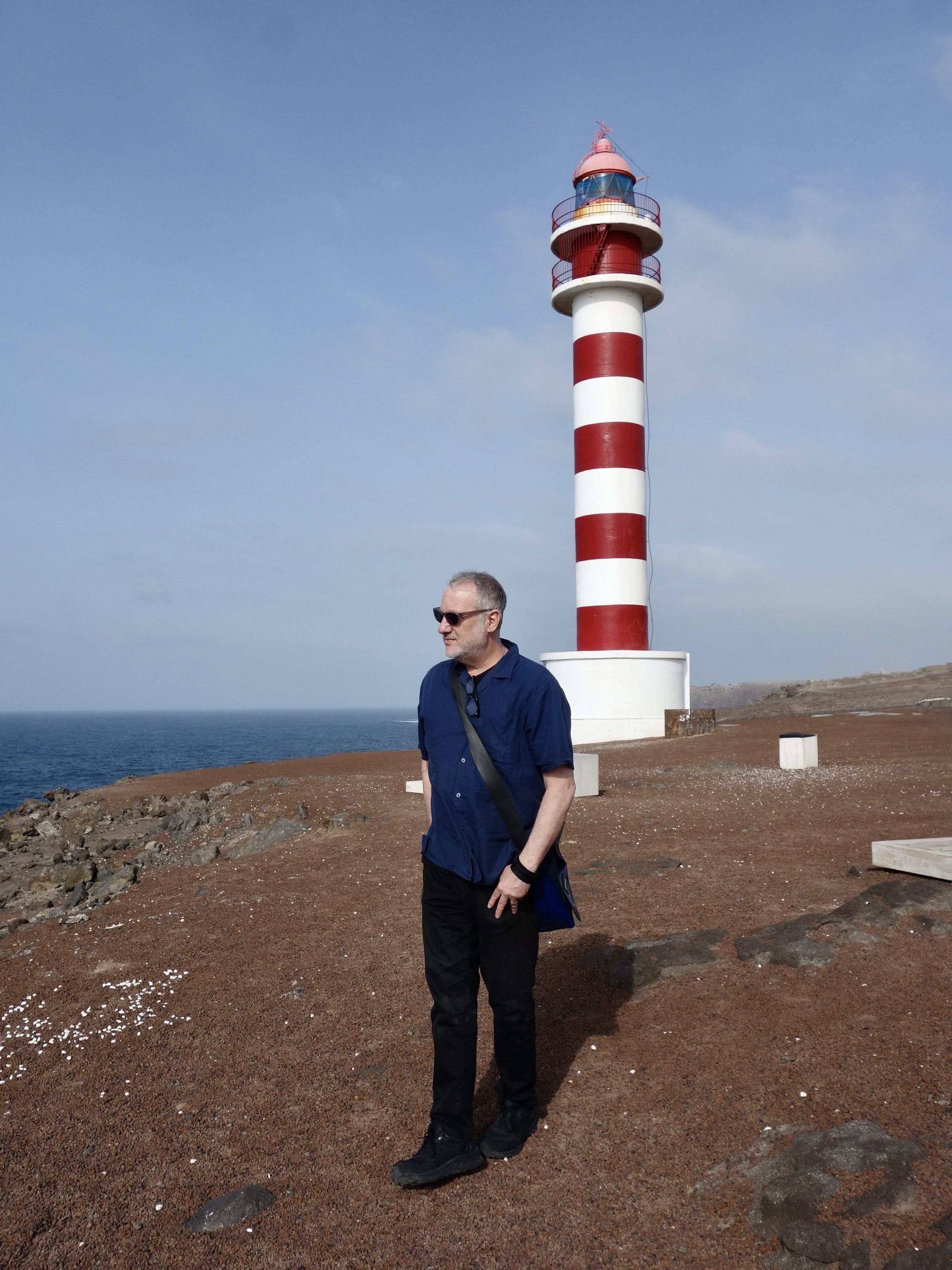 Spencer Tunick, junto al faro de Gáldar, en Gran Canaria.