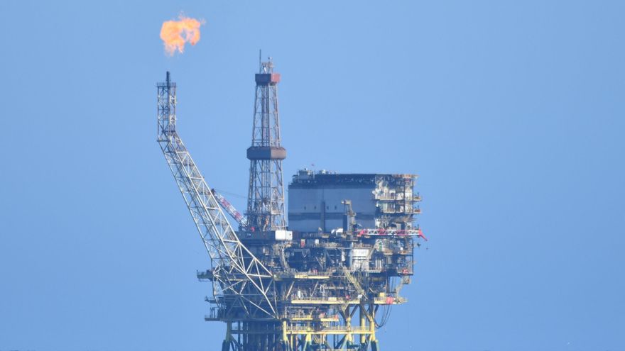 Una plataforma de gas y petróleo frente a la costa de Libia en el Mediterráneo Central en la zona de Bahr Essalam Gas Field y Bouri Oilfiield, a 25 de febrero de 2022, en Libia.