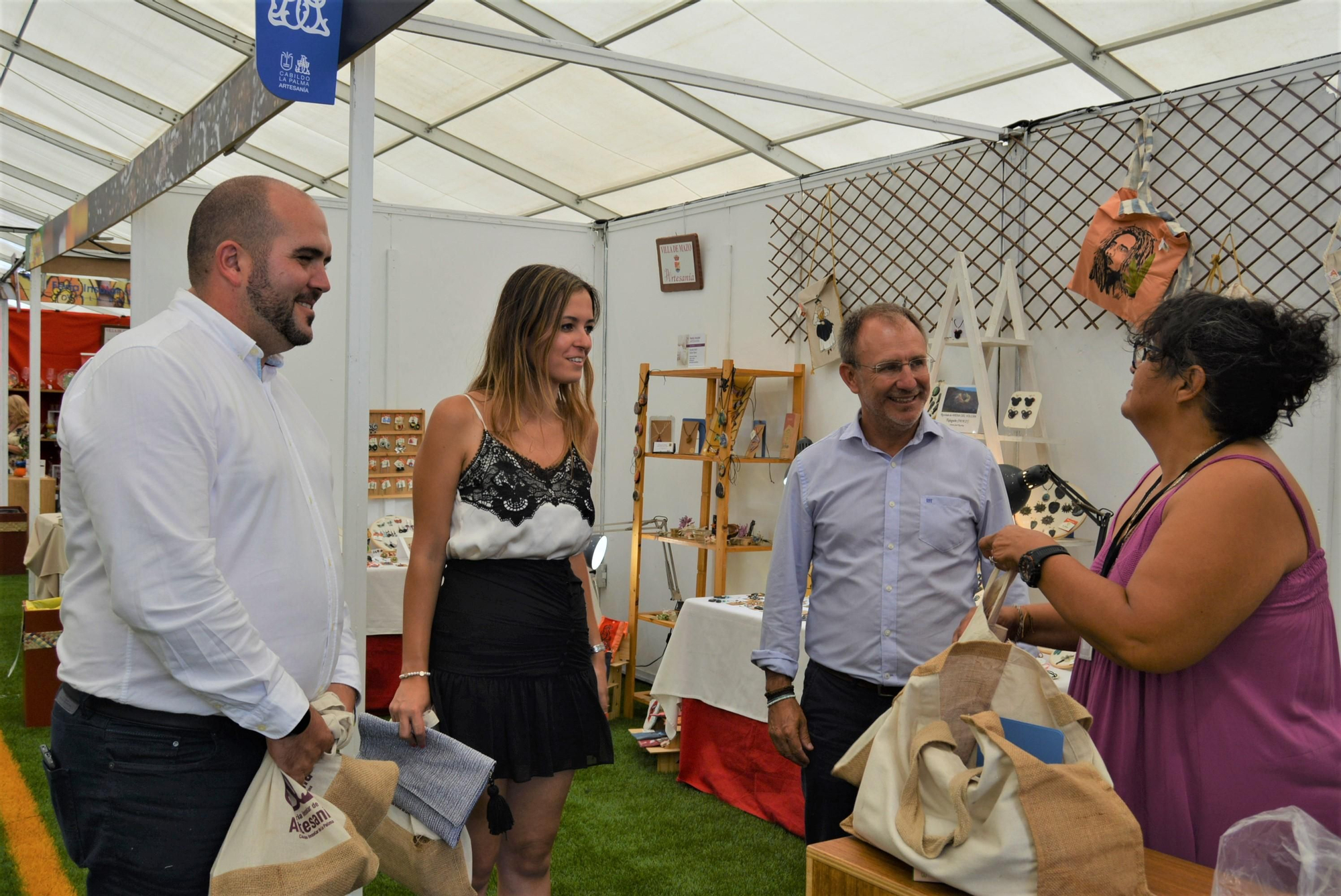 Las autoridades visitaron los diferentes puestos.