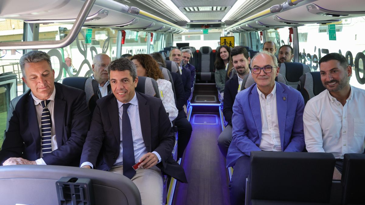 Carlos Mazón, junto al conseller Martínez Mus, y los alcaldes del PP que sí se han quedado.