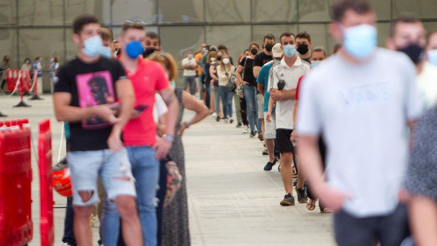 Decenas de jóvenes esperan su turno para ser vacunados en centro de vacunación en el Instituto Ferial de Vigo.