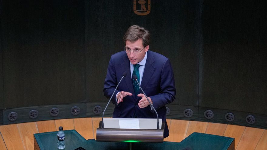 La izquierda ataca a Almeida por el "circo" de la amnistía en el Pleno: "Una cortina de humo por la investidura fallida de Feijóo"