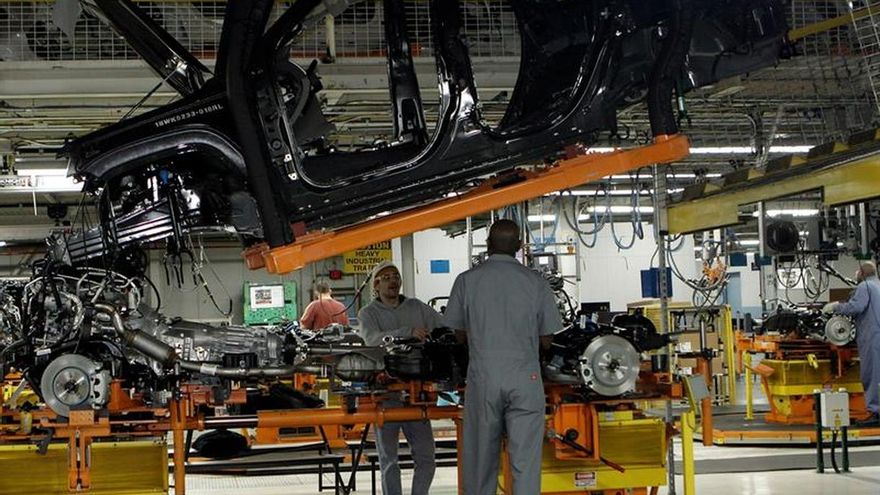 Trump amenaza a Canadá con "devastadores" aranceles a las importaciones de coches