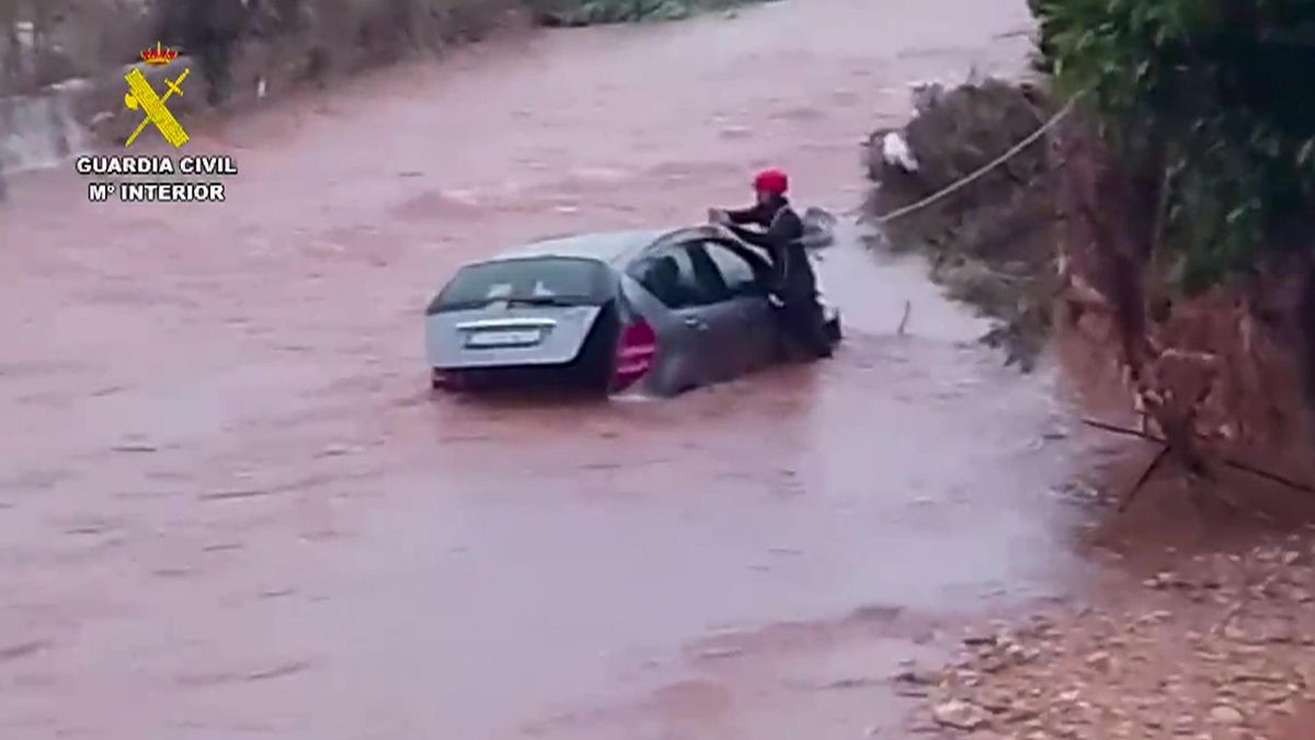 Captura de video que muestra el reconocimiento de vehículos por parte del GEAS y el Servicio aéreo en la localidad de Pego (Alicante) para verificar que no hay personas en su interior con motivo del desbordamiento de barrancos debido a la Dana Adam.