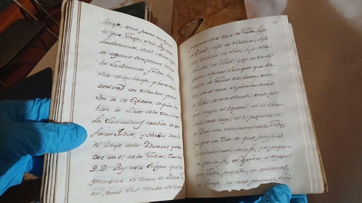 Libro encuadernado en pergamino, del siglo XVI. Llamado 'Papeles sueltos'.