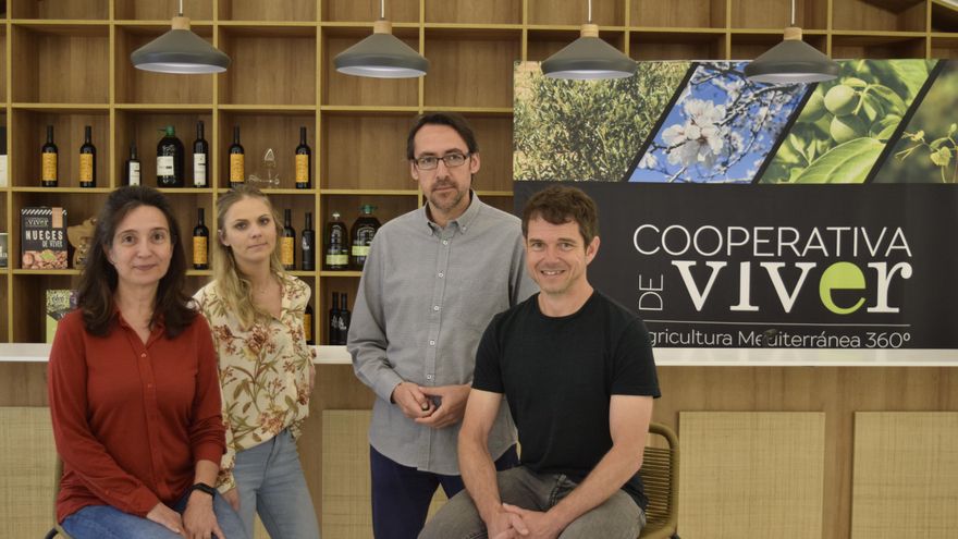 Fernando Marco, director de la cooperativa Viver, junto a su equipo.