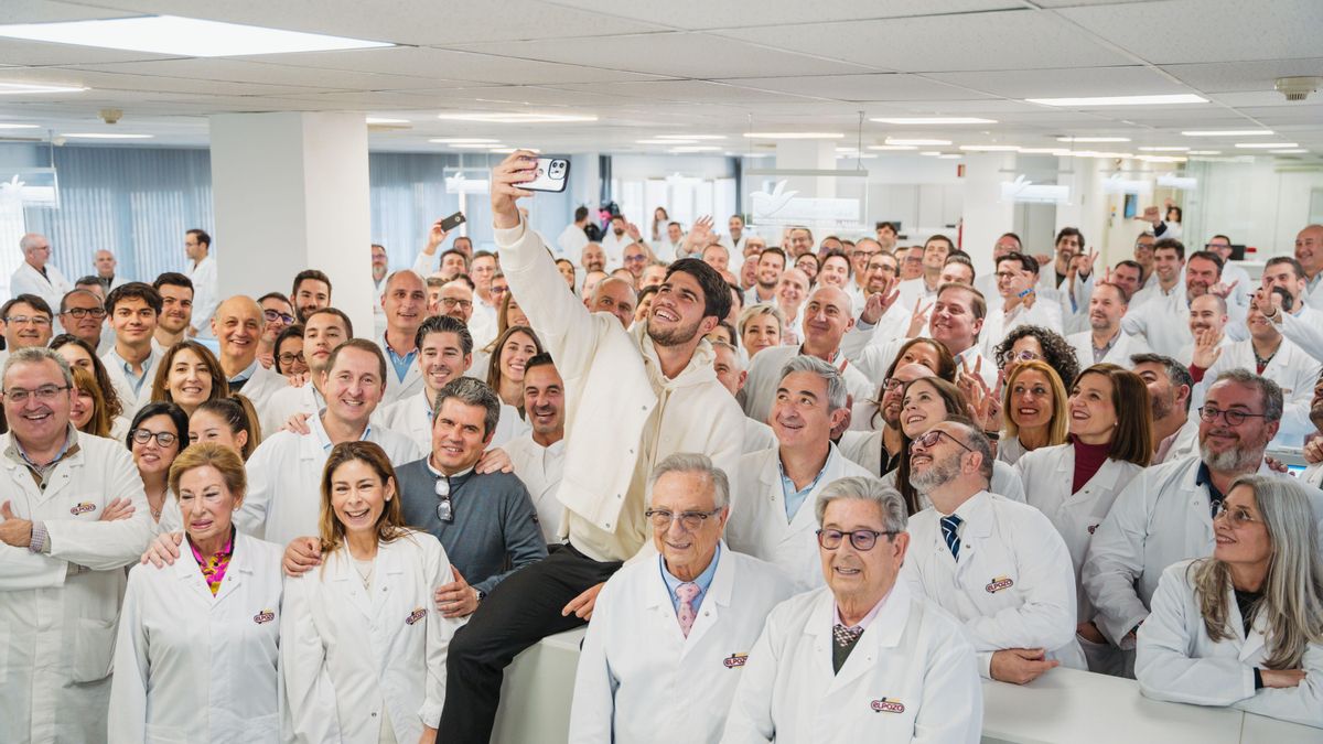 El tenista Carlos Alcaraz junto a empleados de El Pozo Alimentación