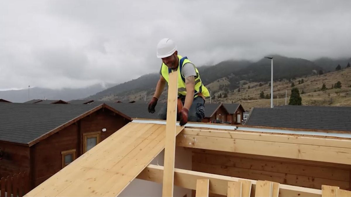 Desmonte de viviendas para los afectados por el volcán.