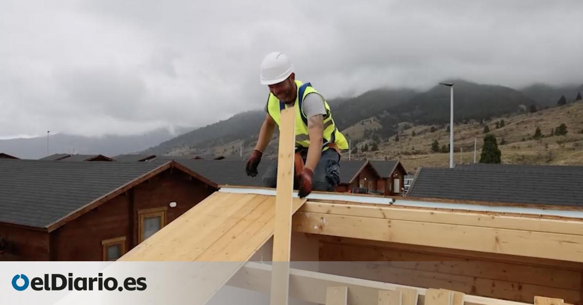 El Gobierno de Canarias inicia la retirada de las primeras casas de madera vacías de afectados por el volcán