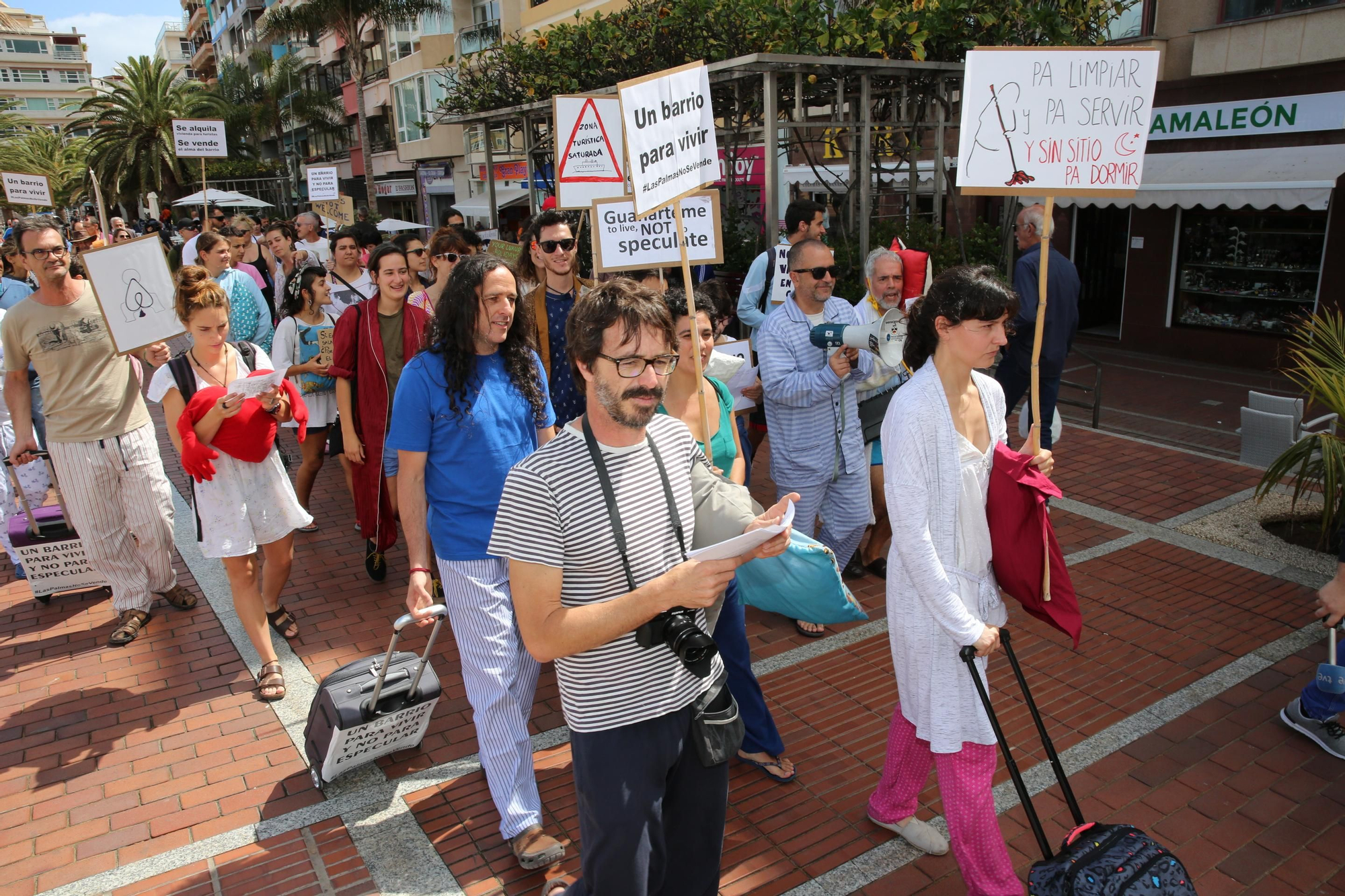 Marcha en Las Canteras para protestar por la turistificación