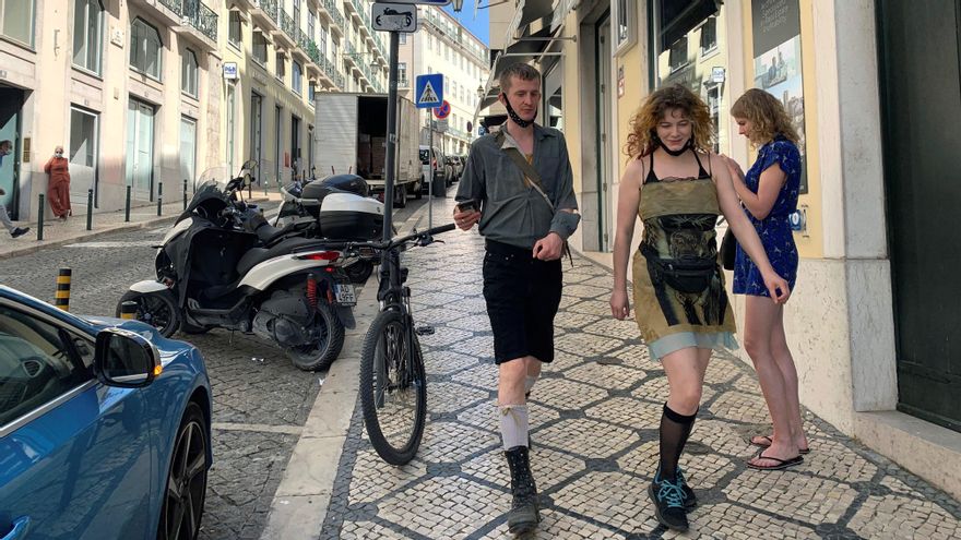 Una pareja de turistas camina sin mascarilla por la zona de la baixa de Lisboa. El crecimiento de los positivos de covid en Lisboa alerta a las autoridades sanitarias y alimenta la polémica sobre los excesos en celebraciones multitudinarias, como la protagonizada recientemente por seguidores del Sporting o la que se avecina tras la final de la Champion. El país exhibe hoy algunas de las mejores cifras de control de la pandemia de Europa, pero se multiplican las voces de especialistas que advierten sobre el avance de la enfermedad en Lisboa.- EFE / Irene Barahona