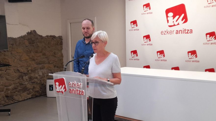 Arantza Gonzalez e Iñigo Martínez en la sede de Ezker Anitza-IU.