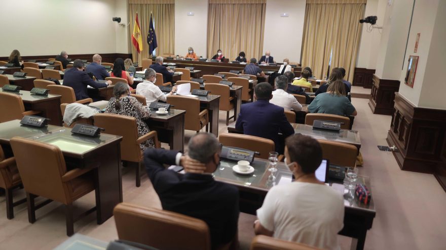 Asistentes participan en una Comisión de Cooperación Internacional para el Desarrollo en el Congreso, a 16 de junio de 2021, en la Sala Cánovas del Congreso de los Diputados, Madrid, (España).