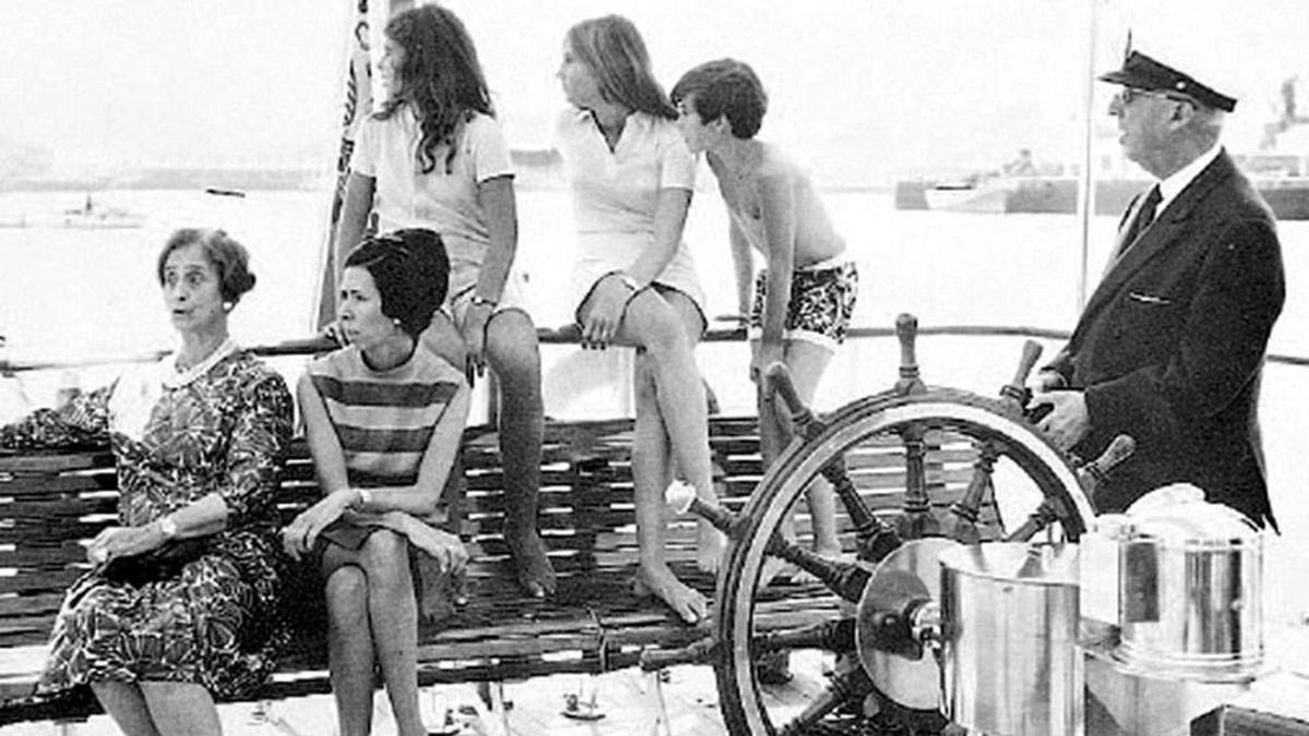 Franco en el 'Azor' durante unas vacaciones con su familia.