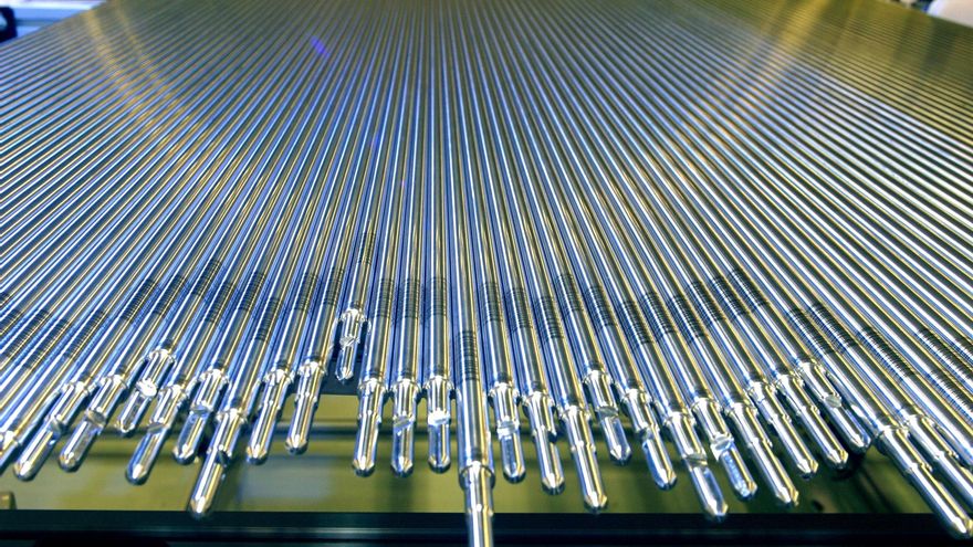 Barras de combustible de uranio para las centrales nucleares, que se fabrican en la fábrica de ENUSA en Juzbado (Salamanca). Foto de archivo.