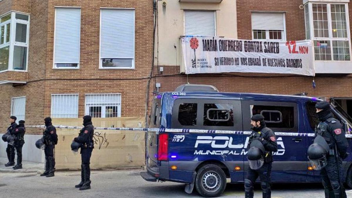Cordón policial ante el lugar del desahucio en Carabanchel