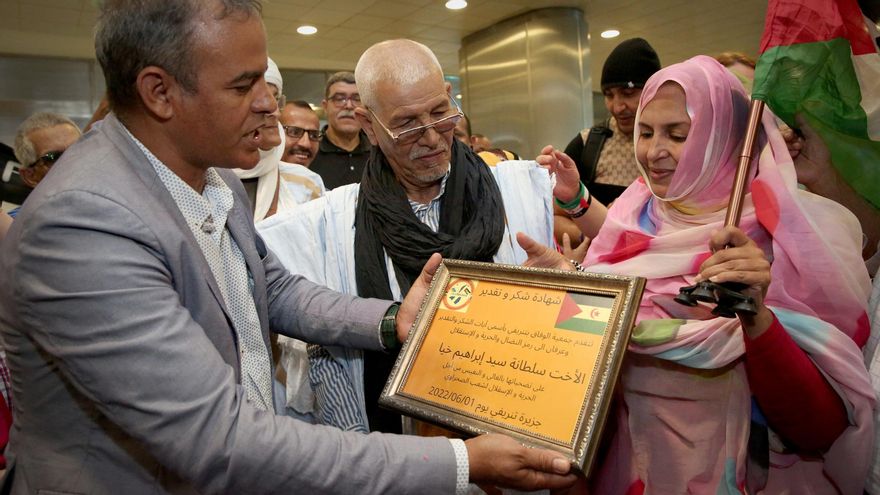 Sultana Jaya recibe una placa de colectivos saharauis en Canarias.