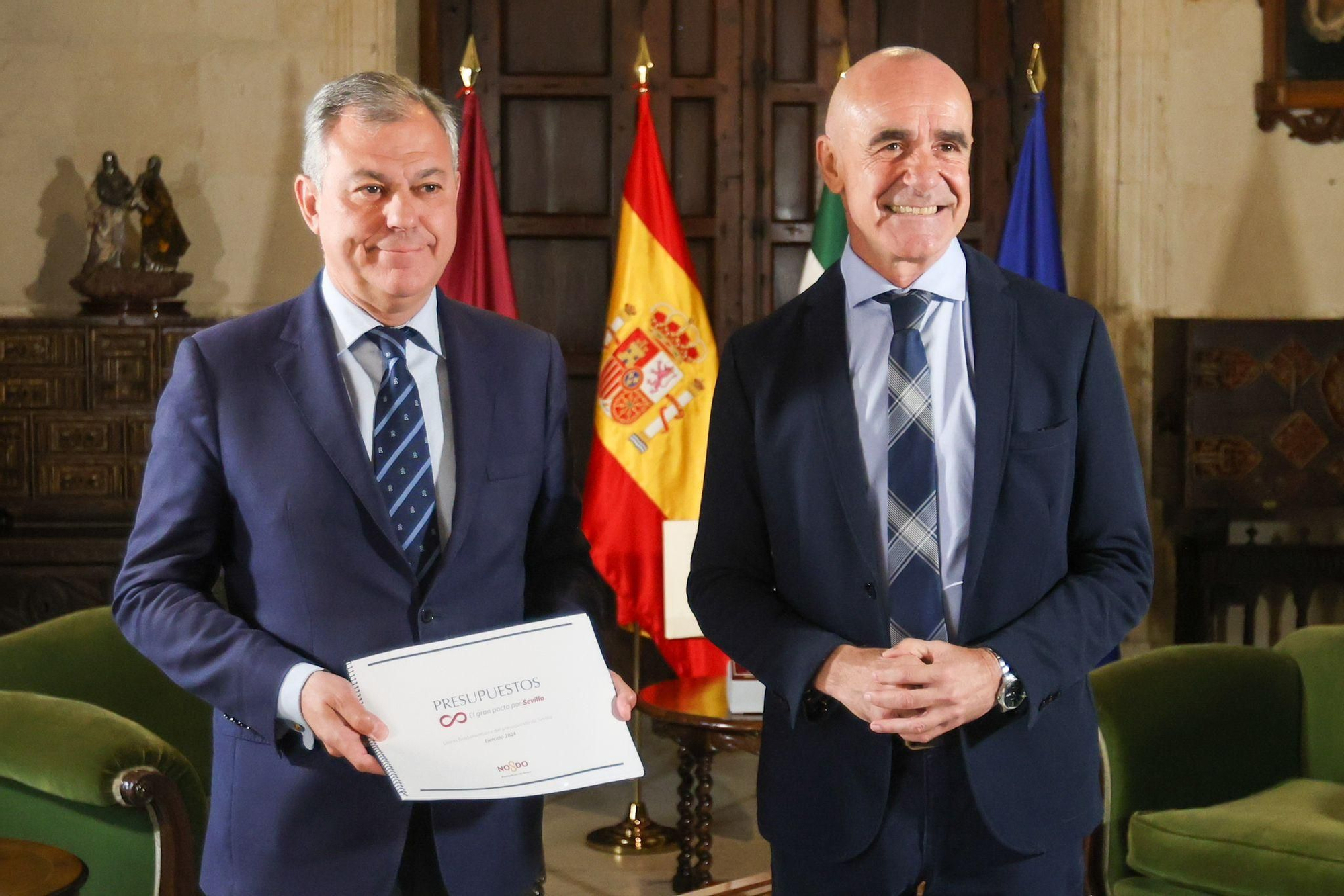 José Luis Sanz y Antonio Muñoz (PSOE) con el documento de líneas maestras del presupuesto.