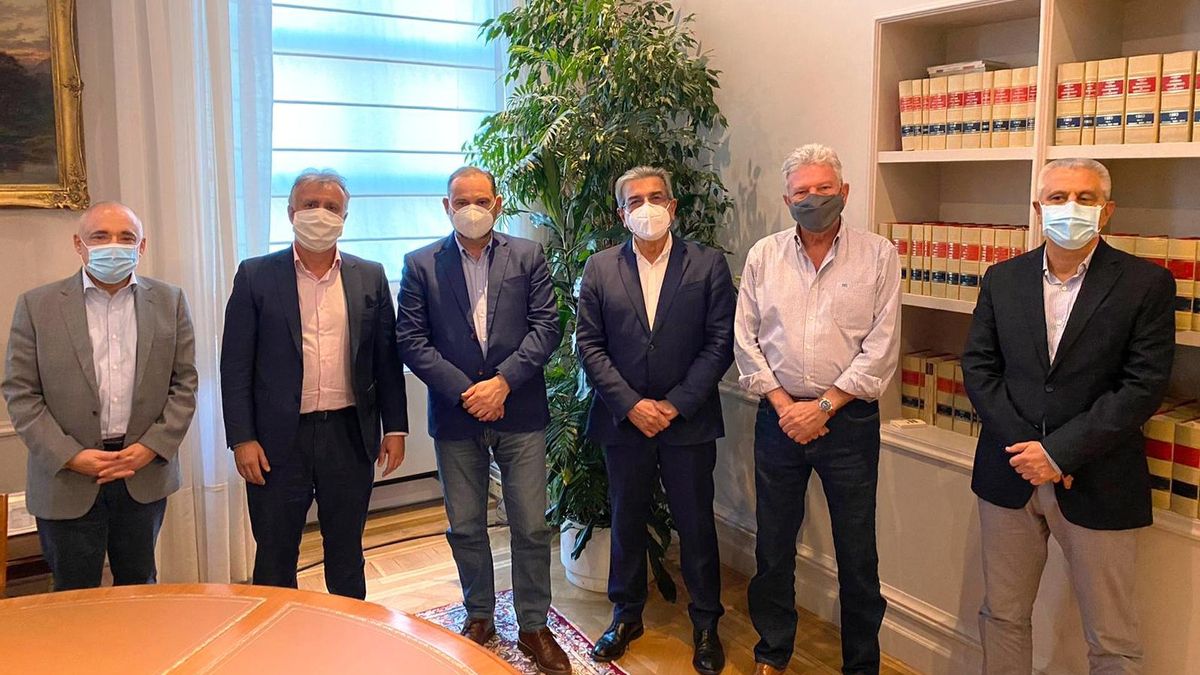 Dirigentes del PSOE y NC se reúnen en Madrid para acercar posturas sobre la agenda canaria