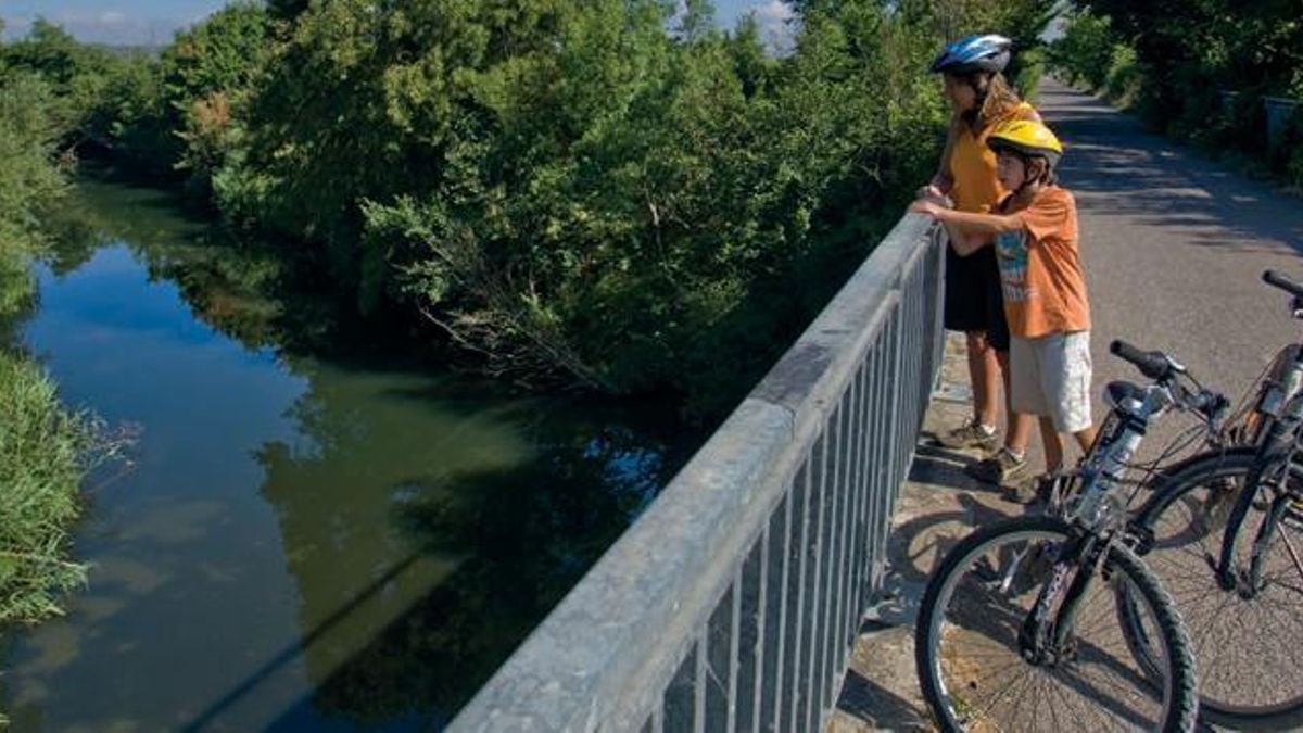 El Vasco-Navarro bordea el embalse de Ullíbarri-Gamboa con vistas espectaculares