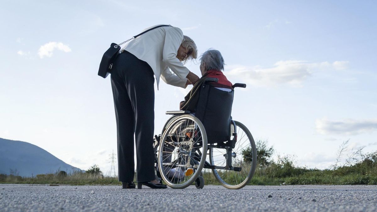 La culpa que acecha cuando te planteas llevar a tus padres a una residencia: "Sentía que era como abandonarla"