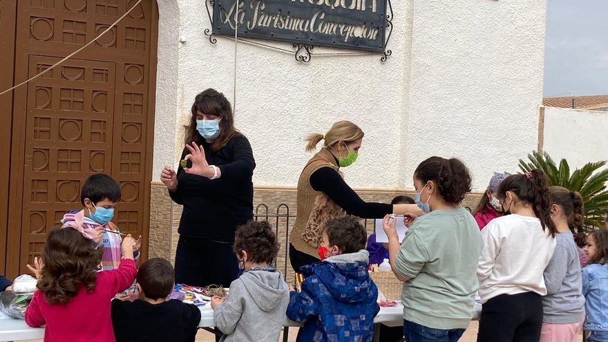 Taller de manualidades con almendras en Casas Nuevas