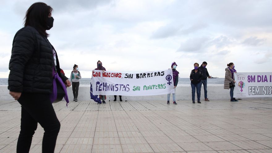 Una de las pancartas en la cadena humana de Las Palmas de Gran Canaria. ALEJANDRO RAMOS.