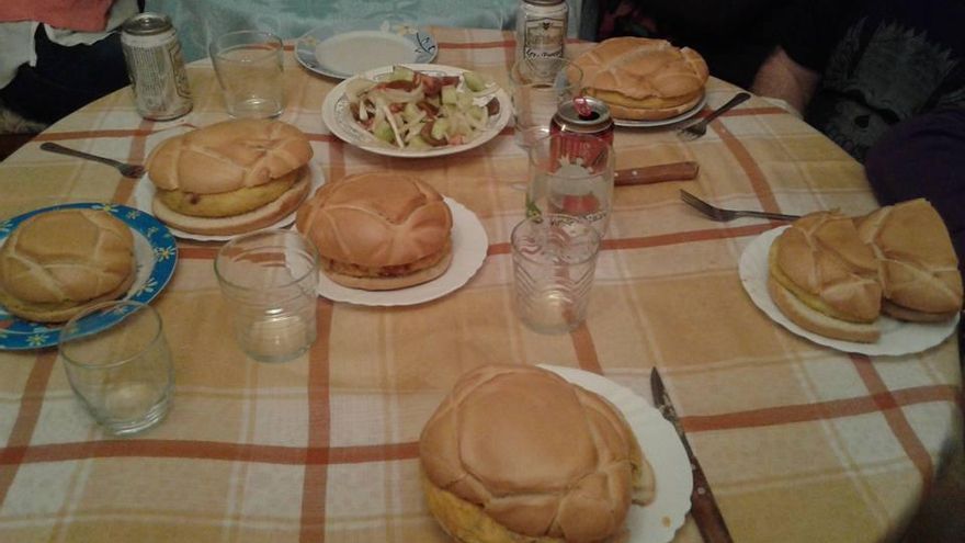 Panecillos y tortilla para degustar en un Domingo de Ramos/ Archivo