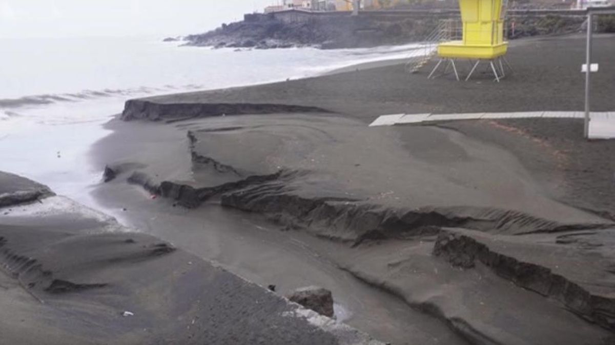 Cauce del barranco hacia el mar en la Playa de La Garita, Telde.
