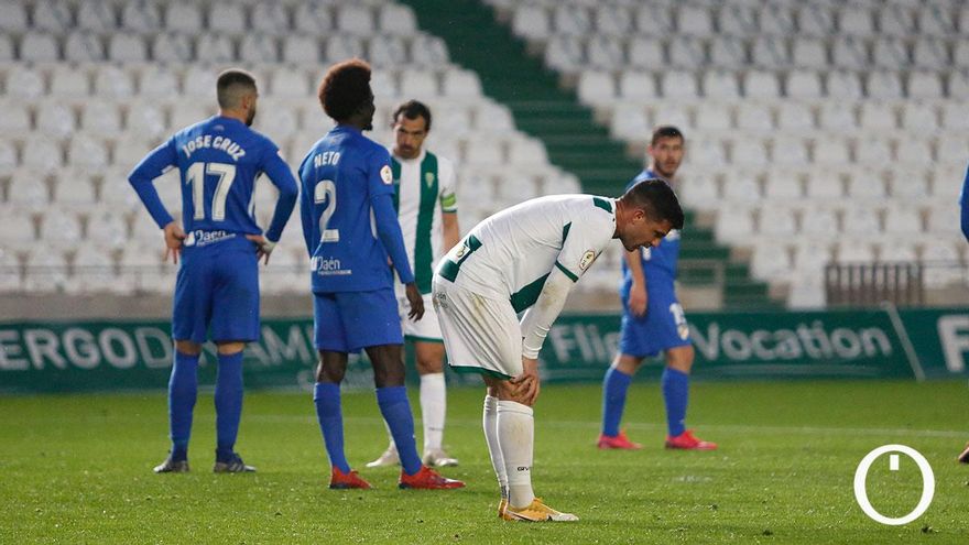 Los jugadores del Córdoba lamentan una ocasión