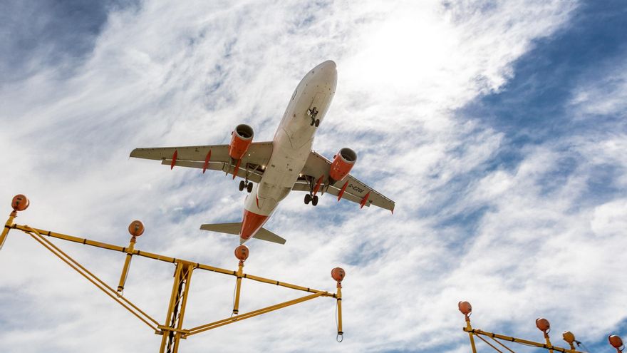 Archivo - Avión volando.