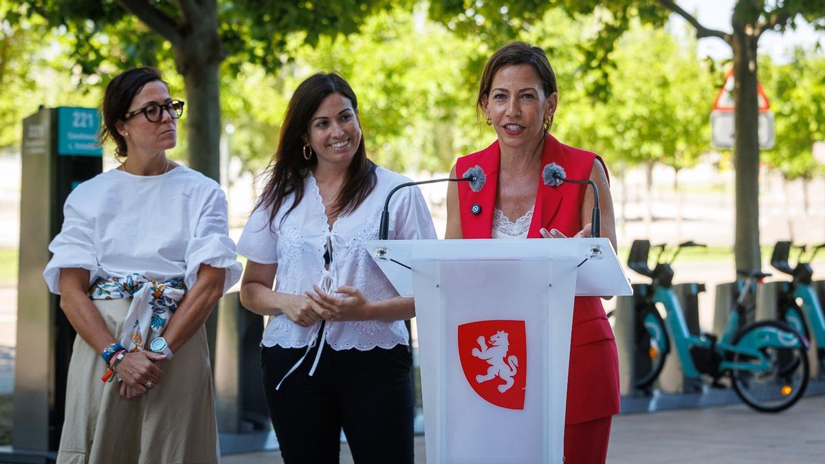 Tatiana Gaudes, en el centro, este lunes junto a la alcaldesa Natalia Chueca