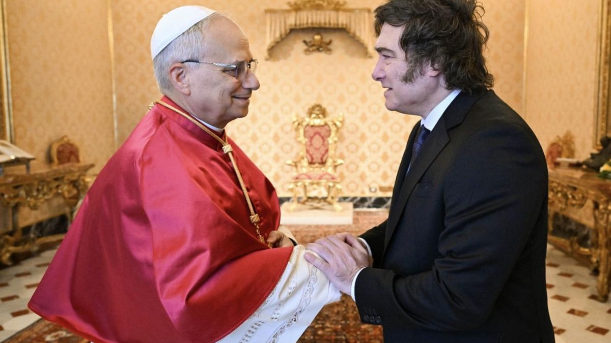 León XIV y Milei, apenas asumió el nuevo papa en el Vaticano. No se descarta una visita este año a Argentina.