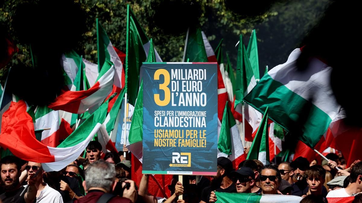 Manifestantes de ultraderecha recorren el barrio de Prati en Roma a favor de la 'remigración'.