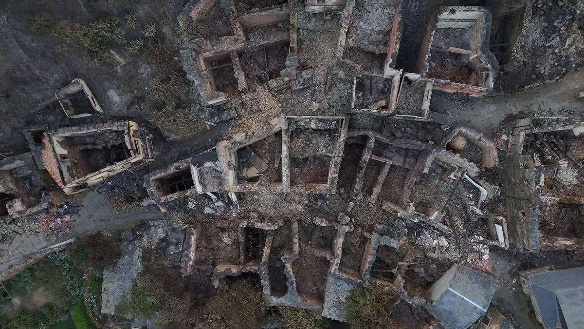 Casas reducidas a cenizas y ruinas: la desolación tras los incendios en Ourense, a vista de dron
