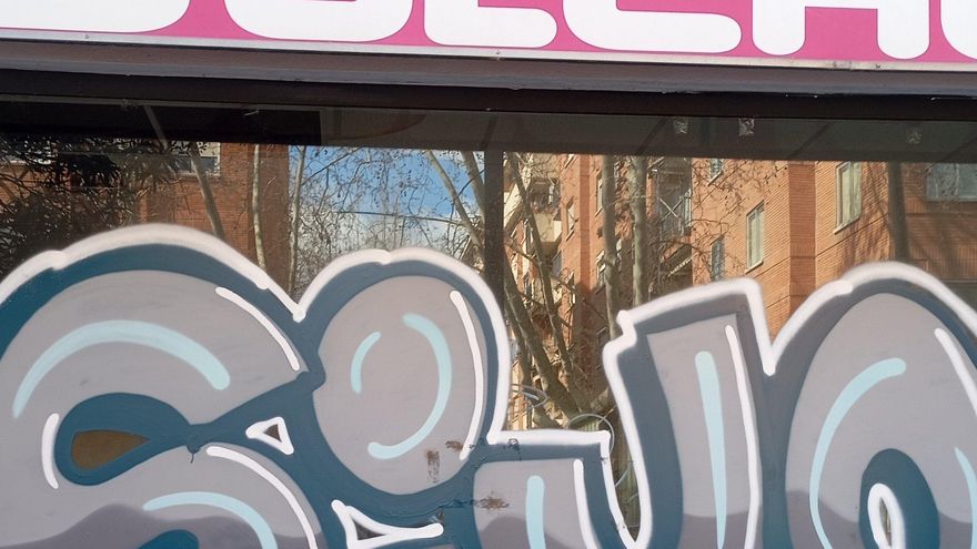 Grafitis y más grafitis: denuncian el estado del entorno de la Biblioteca Rafael Azcona de Logroño