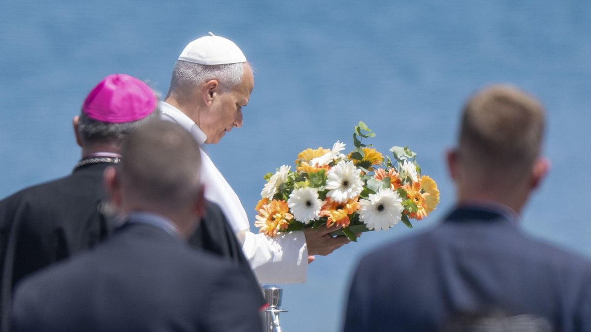 El papa León XIV durante el encuentro con más de un millar de migrantes de África y América Latina, y con representantes de las principales instituciones y organizaciones sociales que trabajan en los servicios de rescate, acogida e integración en el muelle de Arguineguín. EFE/Carlos de Saá