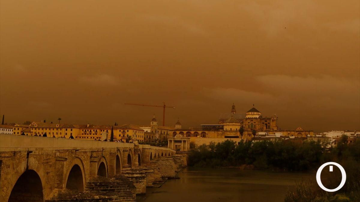 Una densa calima deja barro y una postal sepia de Córdoba