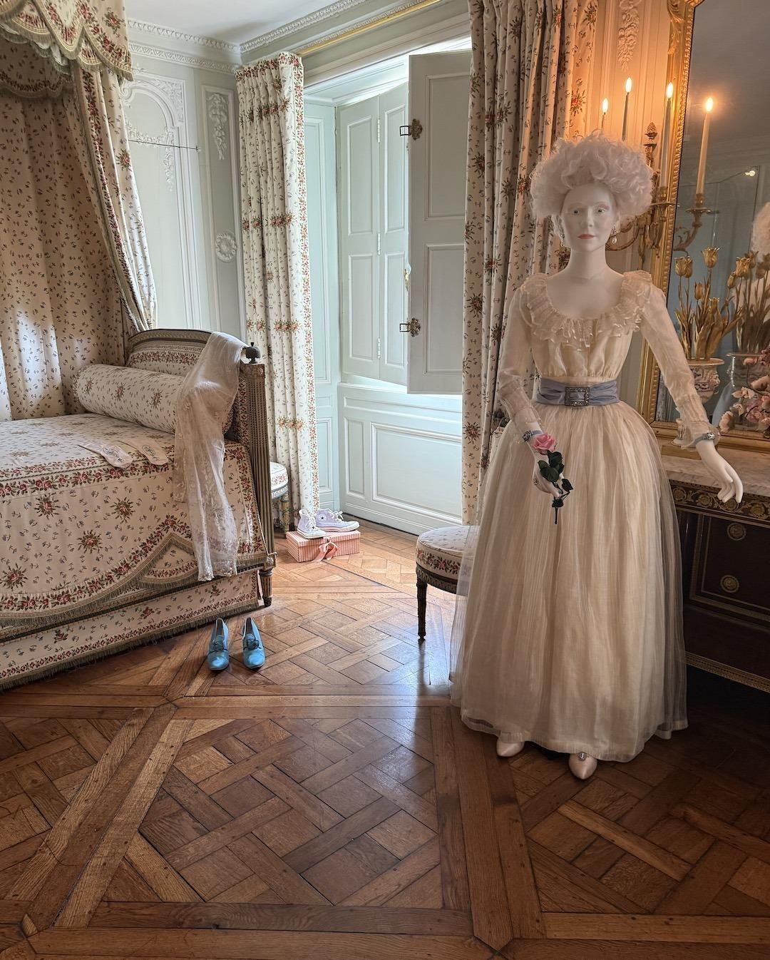 En la exposición, el lecho de la reina y maniquí con uno de sus icónicos trajes