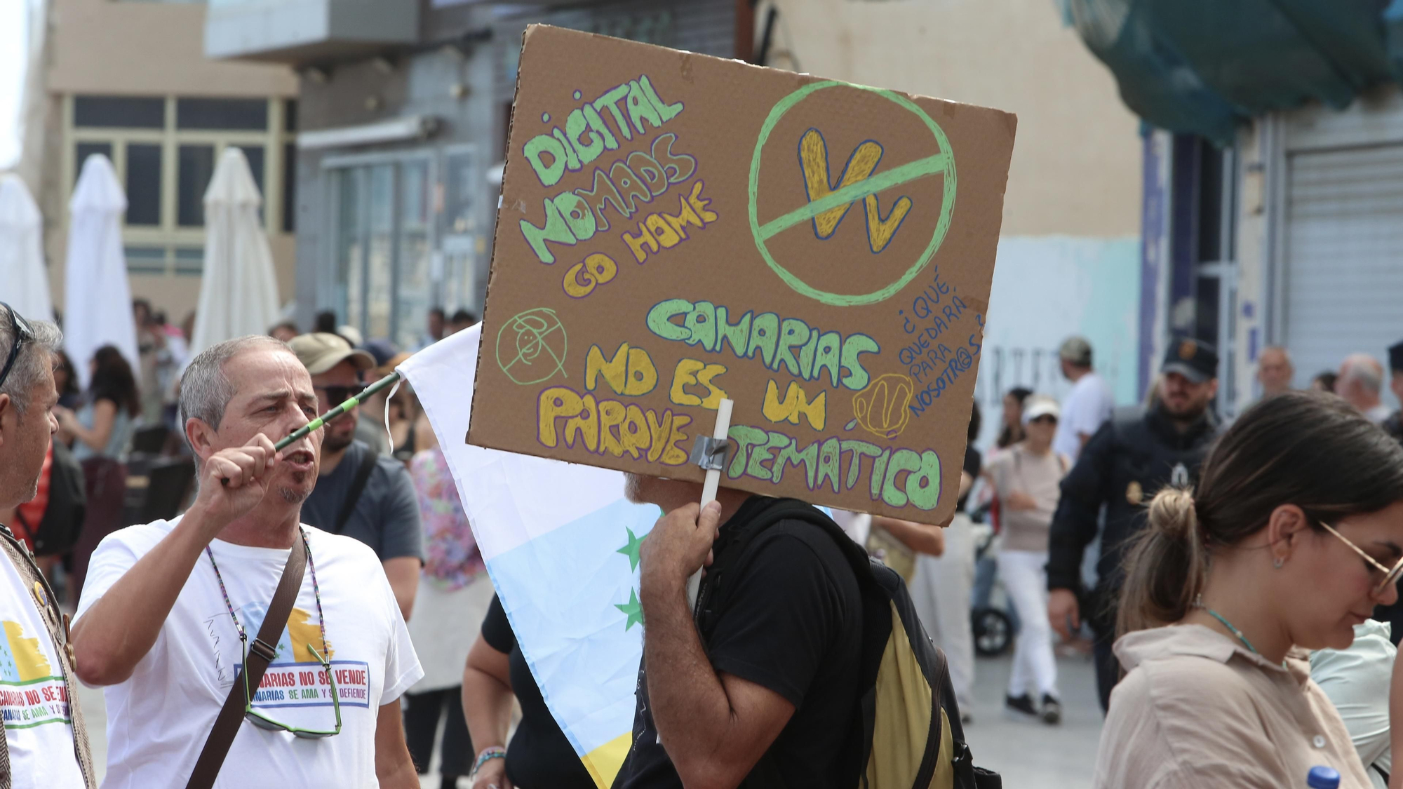 Manifestación en Gran Canaria bajo el lema 'Canarias tiene un límite'