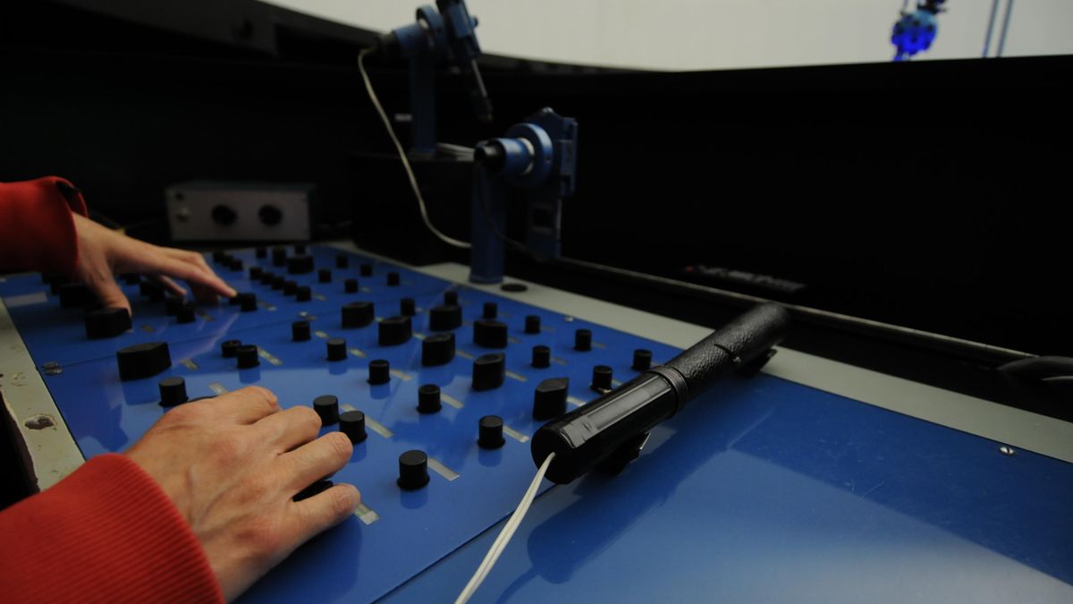 Detalle del panel de control del proyector optomecánico.