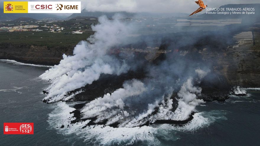 La lava fluye  este jueves con menores aportes en la zona de la montaña de La Laguna