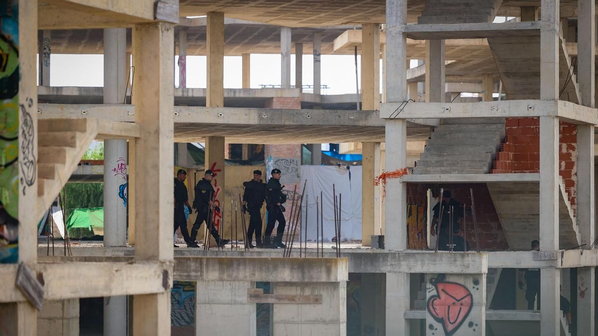 Desalojados trabajadores del turismo que malvivían en un hotel abandonado en Ibiza