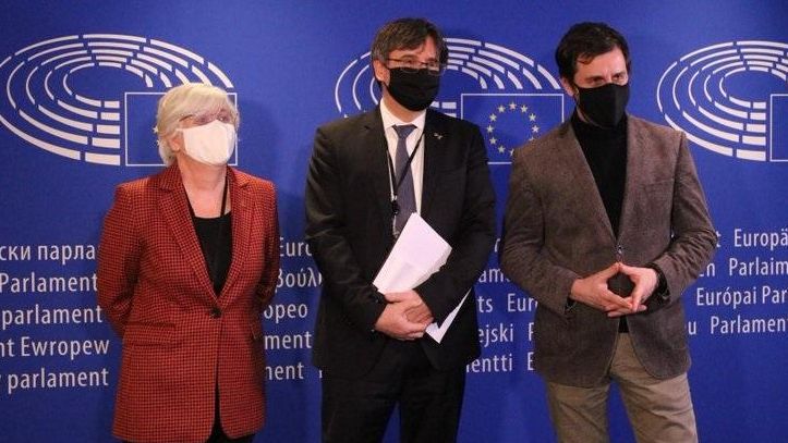El expresidente de la Generalitat Carles Puigdemont y los exconsellers Toni Comín y Clara Ponsatí en el Parlamento Europeo