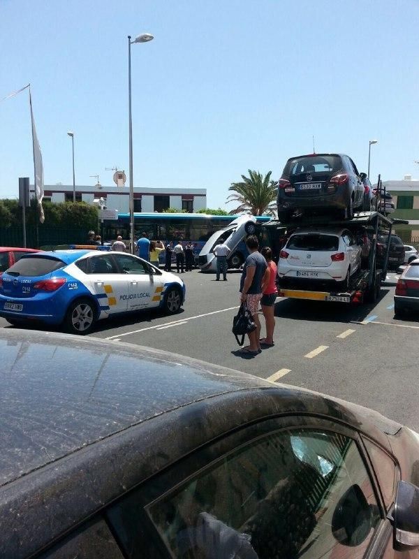 Choque entre un portacoches y una guagua en Playa del Inglés. (CANARIAS AHORA)