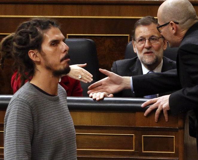 El diputado de Podemos Alberto Rodríguez pasa ante el presidente del Gobierno en funciones, Mariano Rajoy. FOTO: EFE.