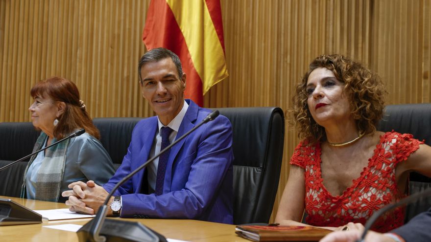 El presidente del Gobierno, Pedro Sánchez (C), junto a la presidenta del PSOE, Cristina Narbona (i) y la vicesecretaria general, María Jesús Montero, preside la reunión interparlamentaria del Grupo Parlamentario Socialista, este lunes en el Congreso. EFE/ JJ GUILLEN