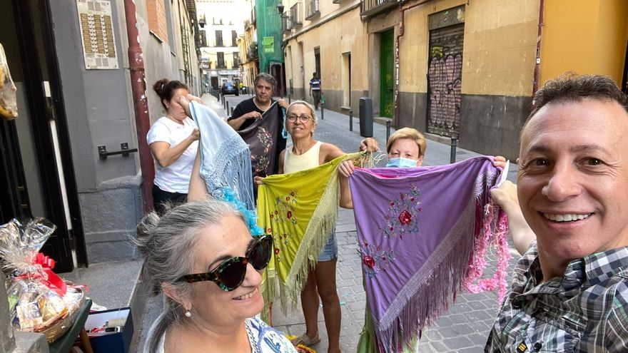 Los mantones de Manila son otro de los clásicos de la decoración de la calle del Oso