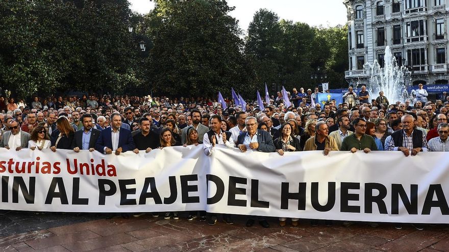 Miles de personas claman en Oviedo contra el peaje del Huerna el día después de que Transportes descarte suprimirlo